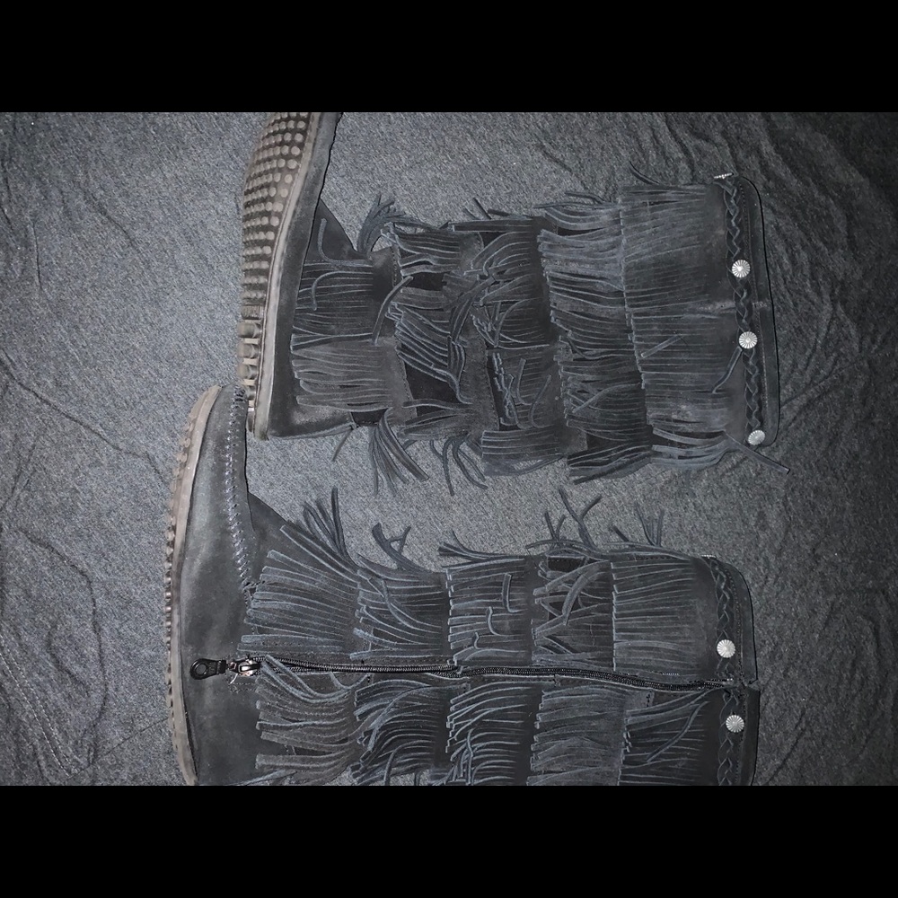 minnetonka 5 layer fringe black boot